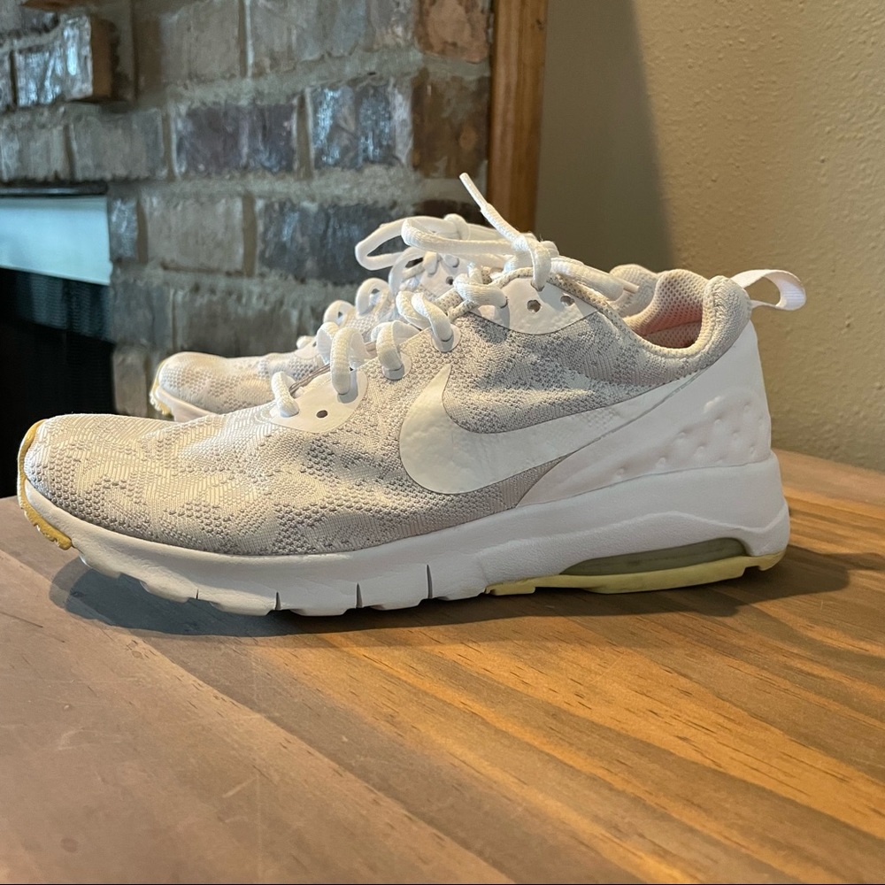 Nike Air Max Motion Low Eng Floral Lace Up Shoes